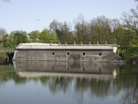 905578 Gezicht op het onlangs gerestaureerde verdedigingswerk Lunet III te Utrecht, met links het Houtensepad.